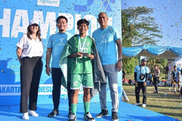 Here are some alternative titles for "Pemain Terbaik LALIGA Youth Tournament Indonesia Dikirim ke Girona FC":

1. "Bintang LALIGA Youth Tournament Indonesia Dikirim ke Girona FC"
2. "Pemain Unggulan LALIGA Youth Tournament Indonesia Bergabung dengan Girona FC"
3. "Talenta Terbaik LALIGA Youth Tournament Indonesia Menuju Girona FC"
4. "Pemain Luar Biasa LALIGA Youth Tournament Indonesia Dikirim ke Girona FC"
5. "Bakat Muda LALIGA Youth Tournament Indonesia Sukses Bergabung dengan Girona FC"
6. "Pemain Hebat LALIGA Youth Tournament Indonesia Menerima Tawaran dari Girona FC"
7. "Bintang Muda LALIGA Youth Tournament Indonesia Start Awal di Girona FC"
8. "Pemain Potensial LALIGA Youth Tournament Indonesia Kini Berseragam Girona FC"

Feel free to choose any of these or mix and match elements for your desired title!