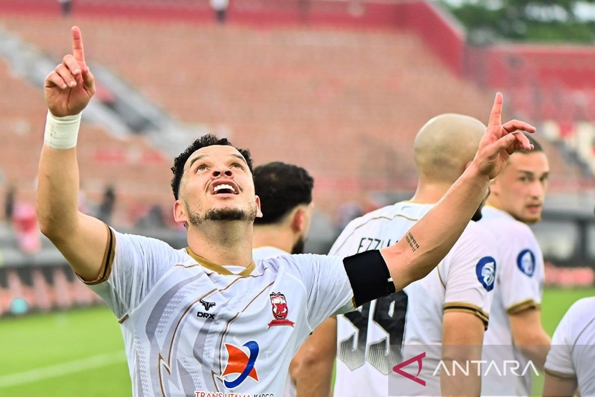Here are some alternate titles for "Klasemen Liga 1: Persis Solo dan Madura United lolos dari degradasi":

1. "Liga 1 Standings: Persis Solo and Madura United Secure Survival"
2. "Klasemen Liga 1: Persis Solo dan Madura United Hindari Degradasi"
3. "Liga 1 Update: Persis Solo and Madura United Escape Relegation"
4. "Klasemen Liga 1: Persis Solo dan Madura United Terhindar dari Penurunan Kelas"
5. "Standings Liga 1: Persis Solo dan Madura United Aman dari Degradasi"
6. "Liga 1 Klasemen: Keberhasilan Persis Solo dan Madura United Menghindari Degradasi"
7. "Persis Solo and Madura United Triumph Over Relegation in Liga 1 Standings"
8. "Liga 1 Klasemen: Selamat untuk Persis Solo dan Madura United yang Terlepas dari Degradasi"

Feel free to mix and match phrases or let me know if you need more suggestions!
