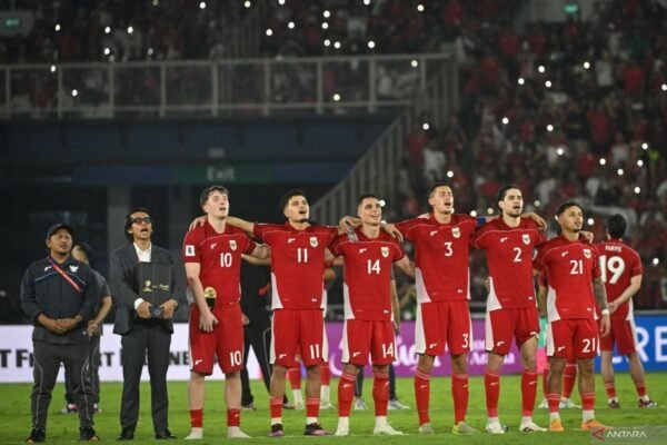 Sure! Here are some alternative titles for "Terpopuler, PSSI panggil 32 pemain dan kunjungan Prabowo ke Thailand":

1. "Berita Terhangat: PSSI Memanggil 32 Pemain, Prabowo Kunjungi Thailand!"
2. "Fokus Terpopuler: PSSI Seleksi 32 Pemain, Prabowo Melawat Thailand"
3. "Kabar Utama: PSSI Pilih 32 Pemain, Prabowo Lakukan Kunjungan ke Thailand"
4. "Sorotan Terpopuler: PSSI Panggil 32 Pemain, Prabowo di Thailand"
5. "Top News: PSSI Memanggil 32 Pemain dan Prabowo's Visit to Thailand"

Feel free to choose or modify any of these suggestions!
