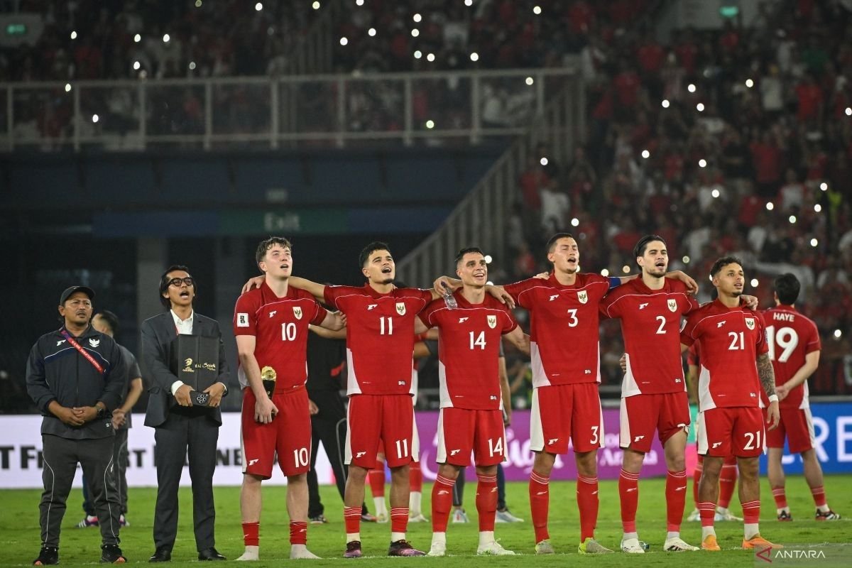 Sure! Here are some alternative titles for "Terpopuler, PSSI panggil 32 pemain dan kunjungan Prabowo ke Thailand":

1. "Berita Terhangat: PSSI Memanggil 32 Pemain, Prabowo Kunjungi Thailand!"
2. "Fokus Terpopuler: PSSI Seleksi 32 Pemain, Prabowo Melawat Thailand"
3. "Kabar Utama: PSSI Pilih 32 Pemain, Prabowo Lakukan Kunjungan ke Thailand"
4. "Sorotan Terpopuler: PSSI Panggil 32 Pemain, Prabowo di Thailand"
5. "Top News: PSSI Memanggil 32 Pemain dan Prabowo's Visit to Thailand"

Feel free to choose or modify any of these suggestions!