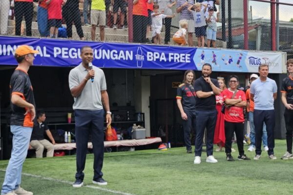 Here are some alternative titles for "Turnamen Anak Jadi Simbol Persahabatan Belanda-Indonesia":

1. "Turnamen Anak: Jembatan Persahabatan Belanda-Indonesia"
2. "Perayaan Persahabatan: Turnamen Anak Belanda-Indonesia"
3. "Turnamen Anak: Menyatukan Budaya Belanda dan Indonesia"
4. "Simbol Persahabatan: Turnamen Anak antara Belanda dan Indonesia"
5. "Turnamen Anak: Memperkuat Ikatan Belanda-Indonesia"
6. "Festival Persahabatan: Turnamen Anak Belanda-Indonesia"
7. "Turnamen Anak, Ikatan Harmoni Belanda dan Indonesia"
8. "Langkah Bersama: Turnamen Anak sebagai Simbol Persahabatan"
9. "Membangun Persahabatan Melalui Turnamen Anak Belanda-Indonesia"
10. "Turnamen Anak: Cerita Persahabatan Belanda dan Indonesia" 

Feel free to mix and match or modify these suggestions!