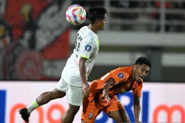 Here are a few alternate titles for "Borneo Tahan Imbang Persebaya 1-1":

1. "Borneo dan Persebaya Berbagi Poin dengan Skor Imbang 1-1"
2. "Pertandingan Borneo vs Persebaya Berakhir Seri 1-1"
3. "Borneo Genggam Hasil Imbang Melawan Persebaya 1-1"
4. "Borneo Tahan Persebaya: Skor 1-1 di Laga Seru"
5. "Borneo Rampungkan Duel dengan Persebaya, Skor 1-1"

Feel free to let me know if you need more options!