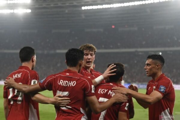 Rizky Ridho Ajak Indonesia Rayakan Kemenangan Bersama atas China" bisa diubah menjadi:

"Rizky Ridho Mengajak Indonesia Merayakan Kemenangan atas China Bersama