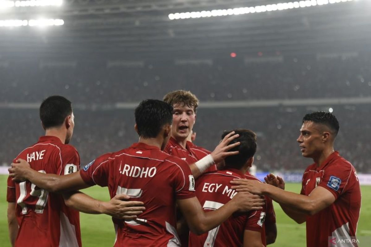 Rizky Ridho Ajak Indonesia Rayakan Kemenangan Bersama atas China" bisa diubah menjadi:

"Rizky Ridho Mengajak Indonesia Merayakan Kemenangan atas China Bersama